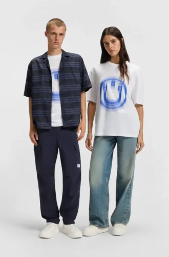 All-gender T-shirt with blurred logo