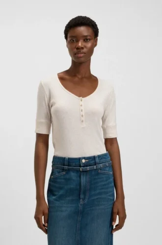 Button-placket top in a cotton blend