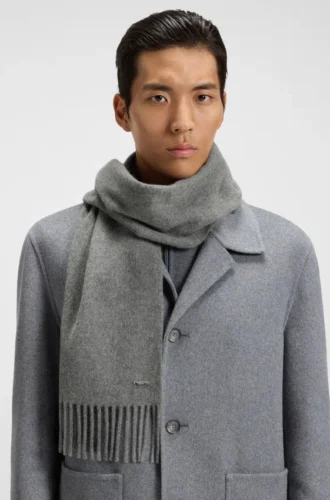Cashmere scarf with twisted fringes