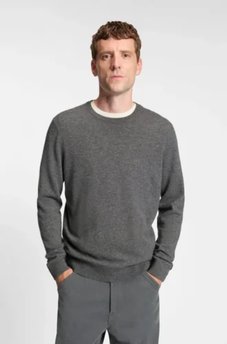 Cashmere sweater in a regular fit
