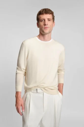 Cashmere sweater in a regular fit
