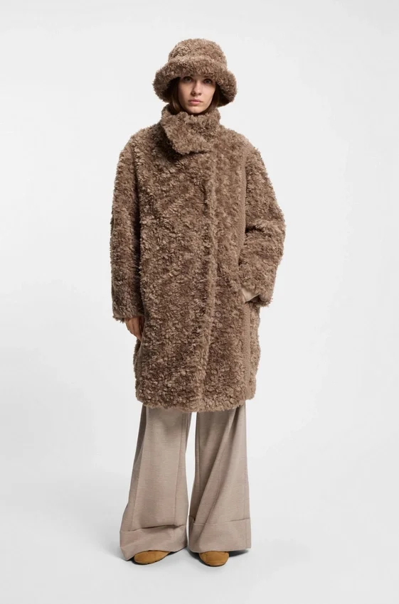 Concealed-closure coat in faux fur Concealed-closure coat in faux fur
