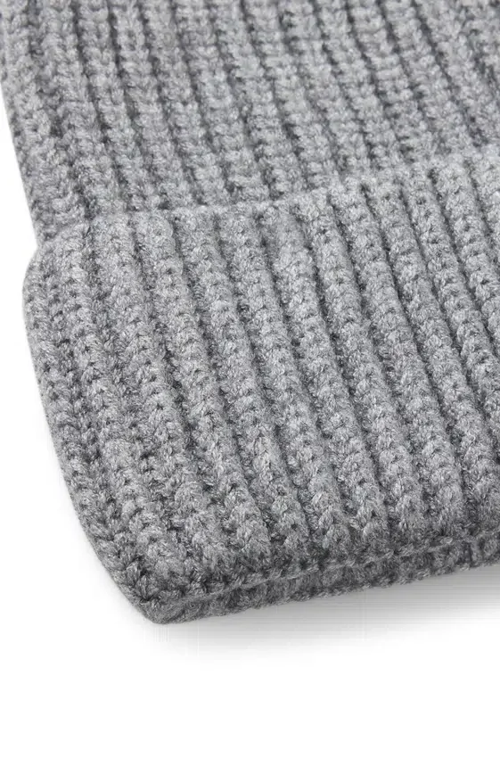 Kids’ beanie hat with rubber logo badge Kids’ beanie hat with rubber logo badge