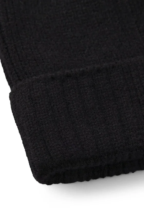 Kids’ beanie hat with rubber-print logo Kids’ beanie hat with rubber-print logo
