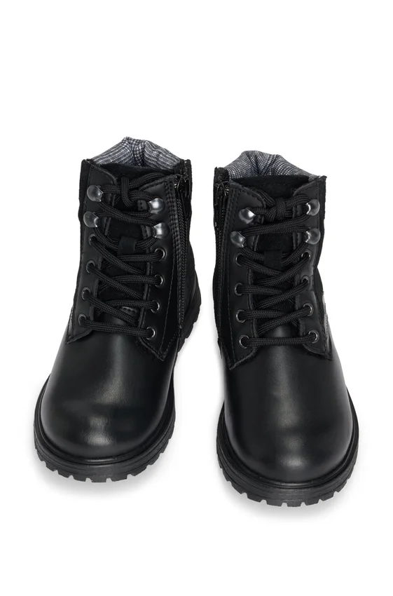 Kids’ boots in leather with faux-shearling lining Kids’ boots in leather with faux-shearling lining