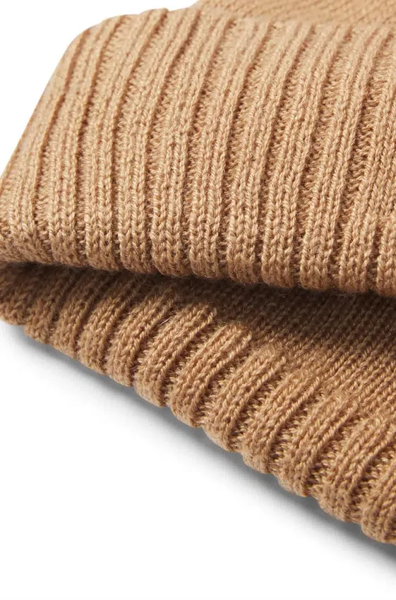 Kids’ knitted beanie hat with rubber-effect logo Kids’ knitted beanie hat with rubber-effect logo