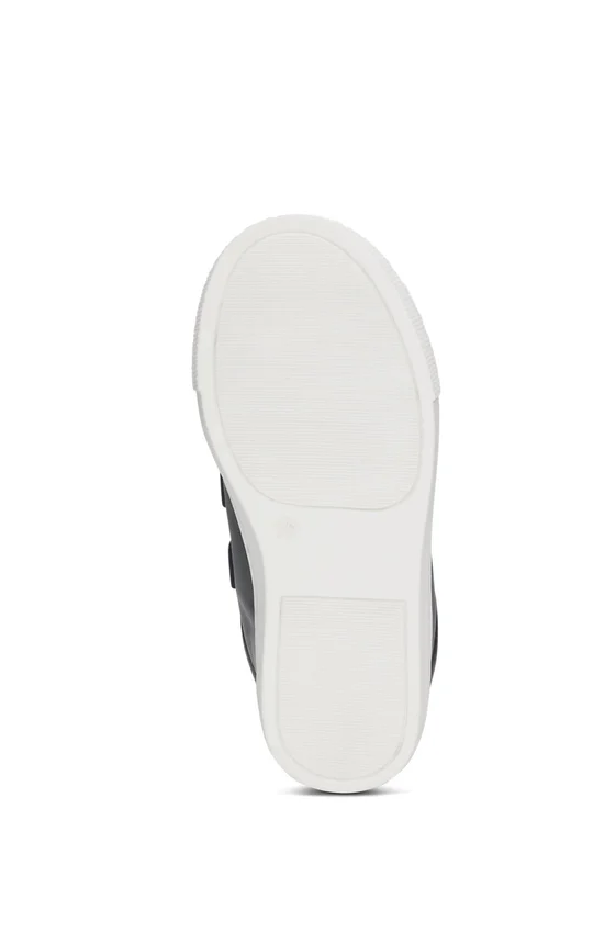 Kids’ trainers in leather and mesh Kids’ trainers in leather and mesh