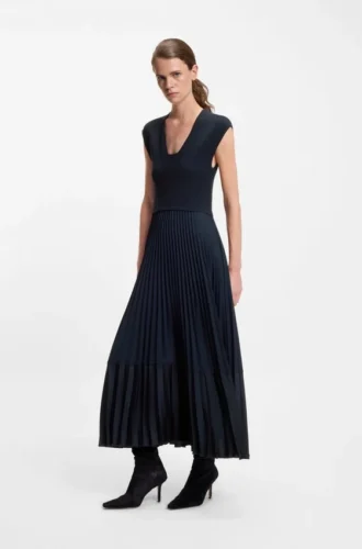 Knitted dress with plissé skirt part