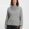 Knitted sweater with bold ribbed structure