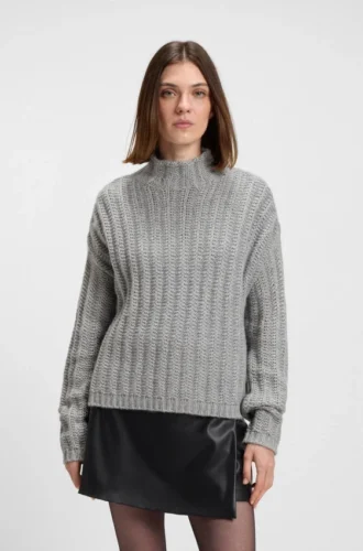 Knitted sweater with bold ribbed structure
