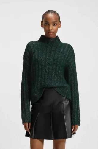 Knitted sweater with bold ribbed structure