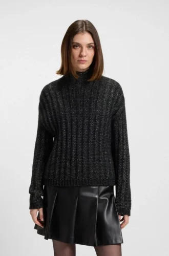 Knitted sweater with bold ribbed structure