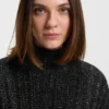 Knitted sweater with bold ribbed structure