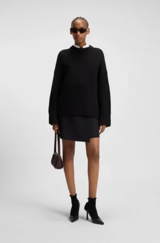 Knitted sweater with embroidered logo
