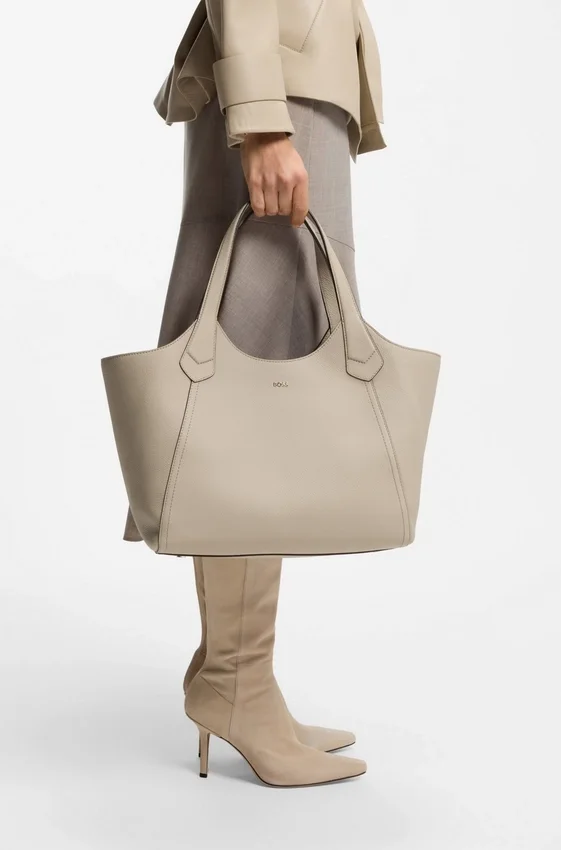 Leather tote bag with metallic logo lettering Leather tote bag with metallic logo lettering