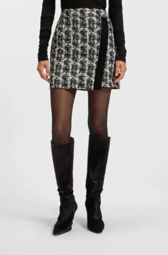 Mini skirt in patterned feather tweed