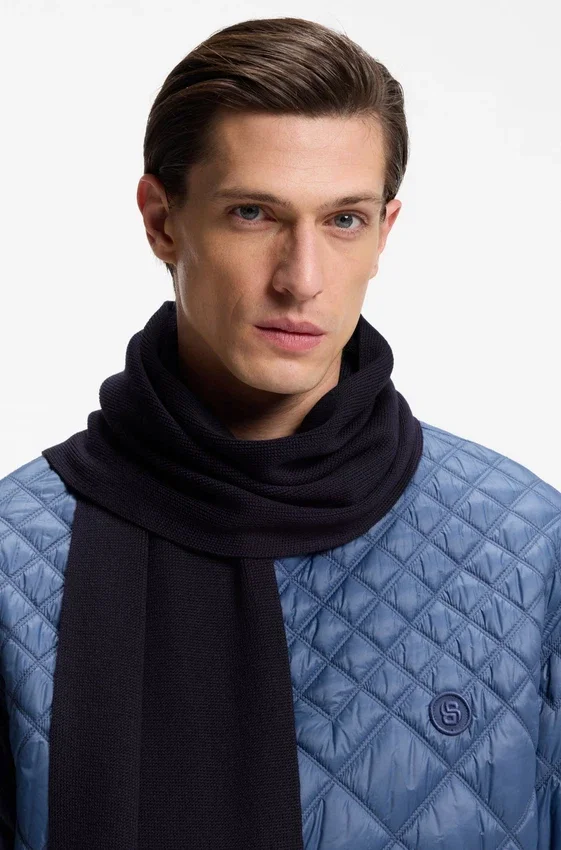 Raschel-knit scarf in virgin wool Raschel-knit scarf in virgin wool
