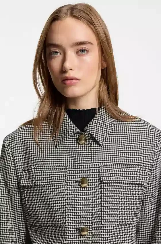 Relaxed-fit blazer with cropped length Relaxed-fit blazer with cropped length