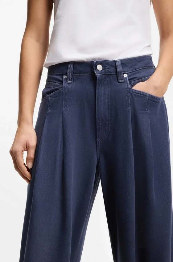 Relaxed-fit jeans with wide leg Relaxed-fit jeans with wide leg
