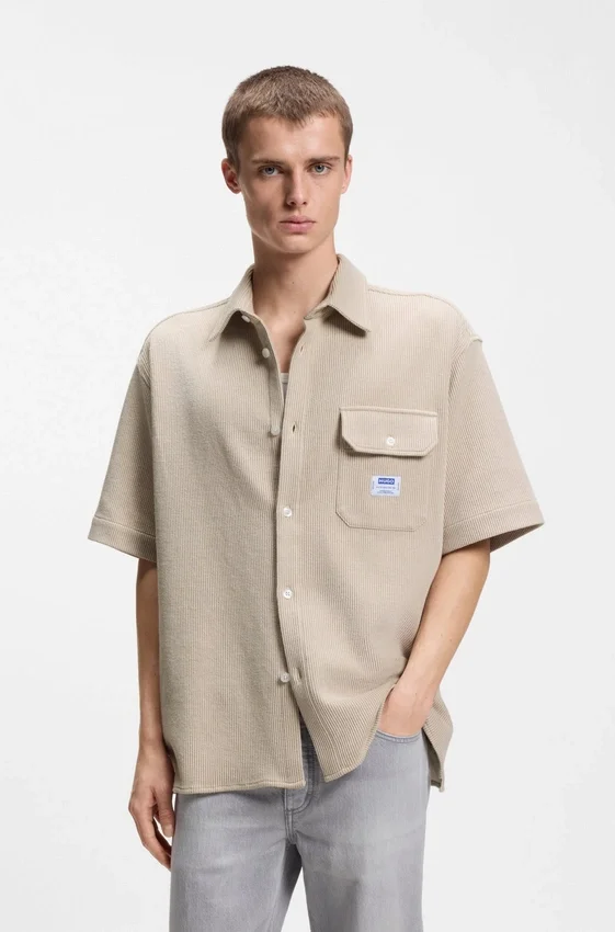 Relaxed-fit shirt in a waffle-structured cotton Relaxed-fit shirt in a waffle-structured cotton