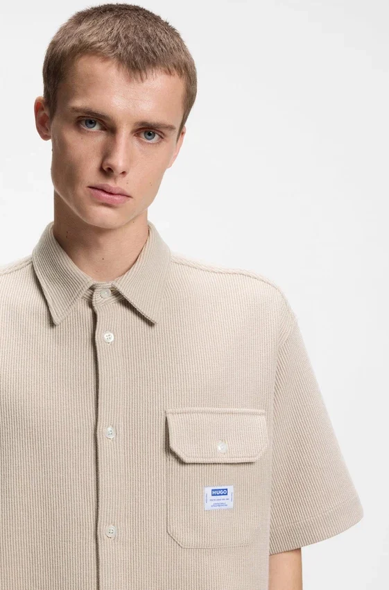 Relaxed-fit shirt in a waffle-structured cotton Relaxed-fit shirt in a waffle-structured cotton