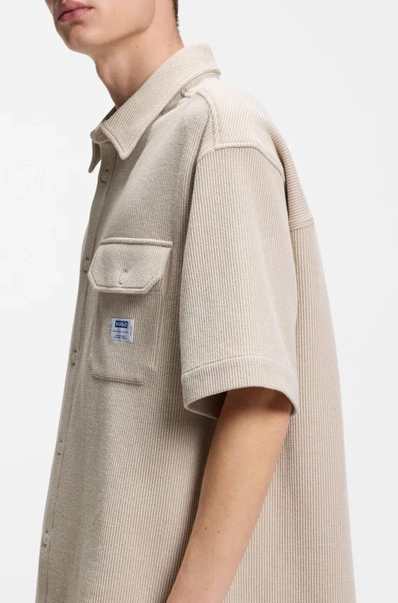 Relaxed-fit shirt in a waffle-structured cotton Relaxed-fit shirt in a waffle-structured cotton