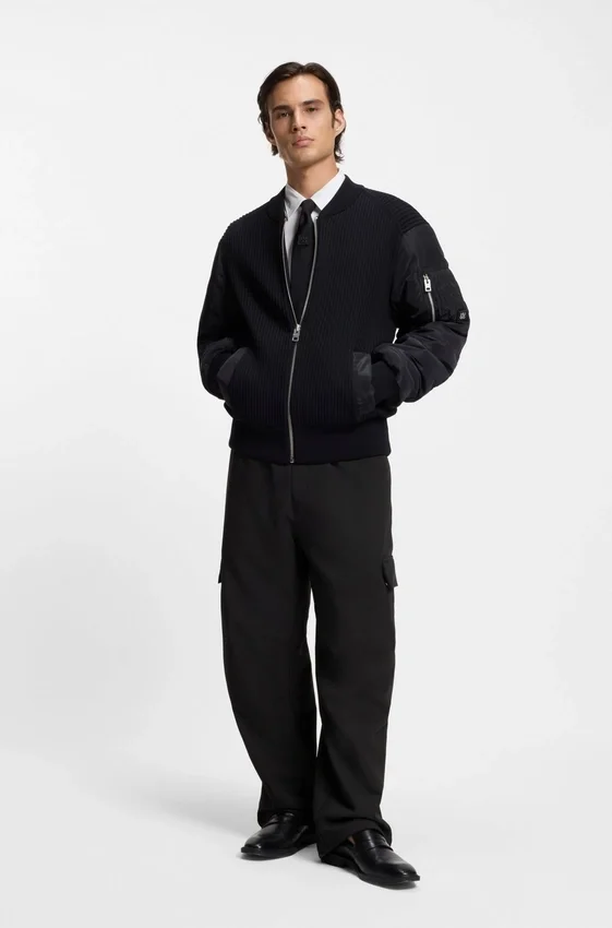 Relaxed-fit trousers with cargo pockets Relaxed-fit trousers with cargo pockets