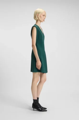 Sleeveless dress with front pleat