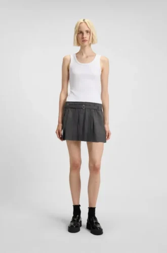 Sleeveless dress with pleated skirt