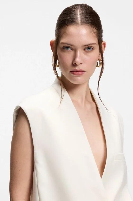 Sleeveless relaxed-fit blazer in a wool blend Sleeveless relaxed-fit blazer in a wool blend