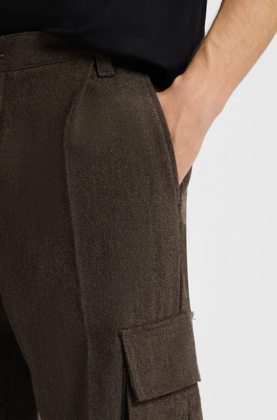 Slim-fit cargo trousers in herringbone fabric Slim-fit cargo trousers in herringbone fabric