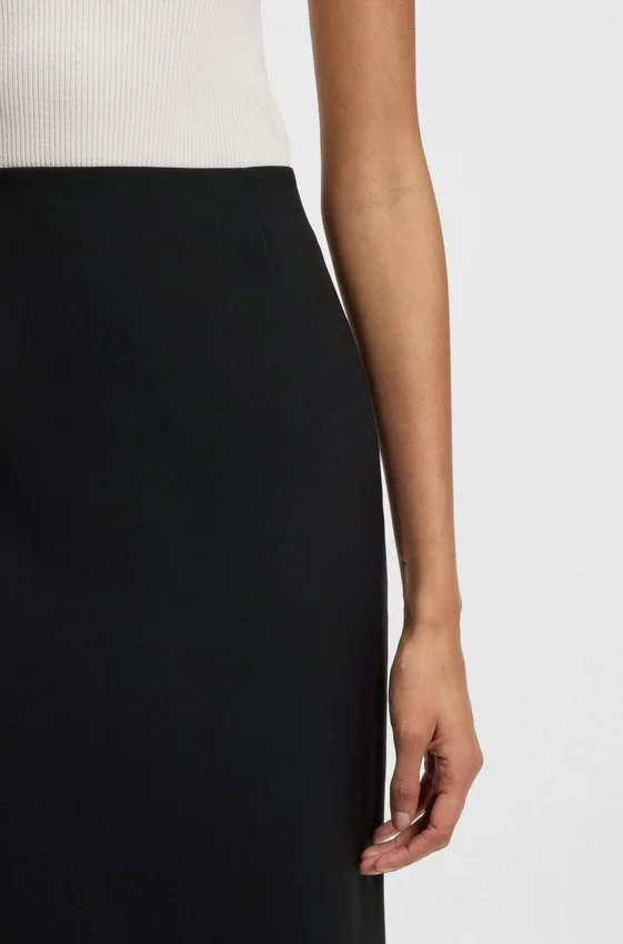 Slim-fit pencil skirt in Italian-made virgin wool Slim-fit pencil skirt in Italian-made virgin wool