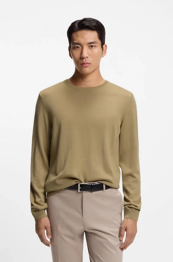 Slim-fit sweater in merino wool Slim-fit sweater in merino wool