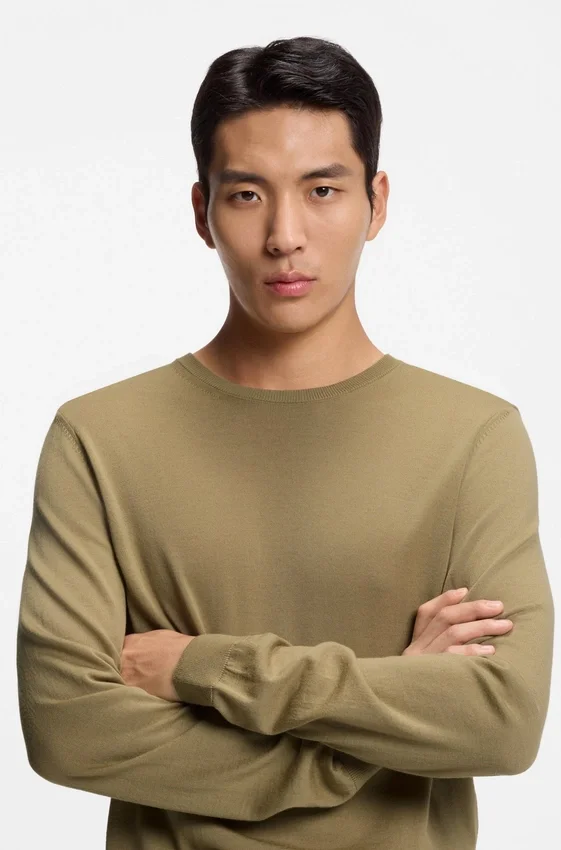 Slim-fit sweater in merino wool Slim-fit sweater in merino wool