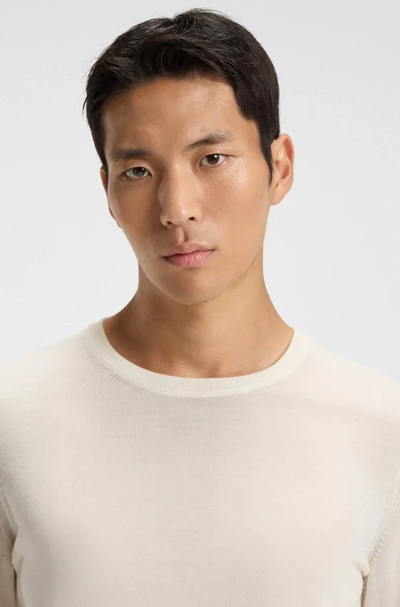 Slim-fit sweater in merino wool Slim-fit sweater in merino wool