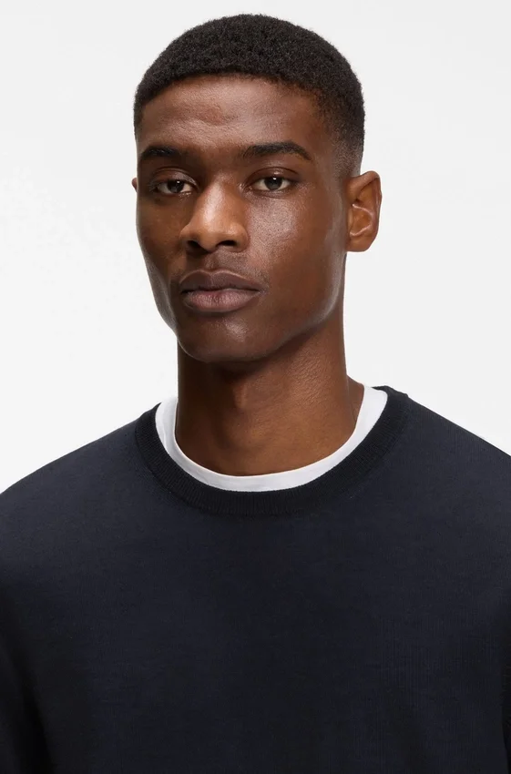 Slim-fit sweater in merino wool Slim-fit sweater in merino wool