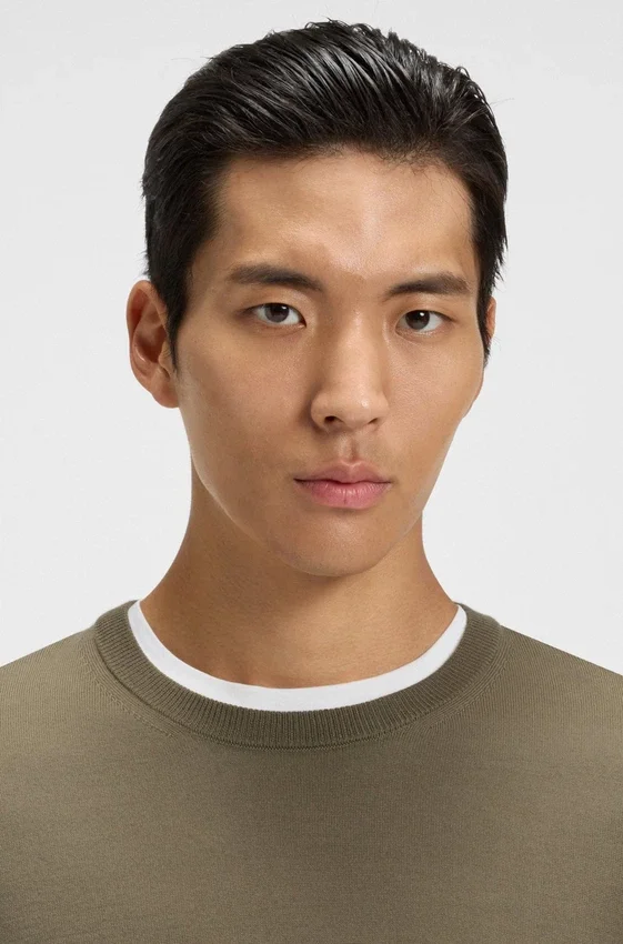 Slim-fit sweater in merino wool Slim-fit sweater in merino wool
