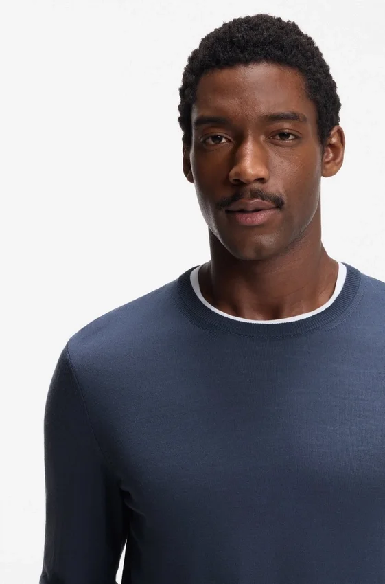 Slim-fit sweater in merino wool Slim-fit sweater in merino wool