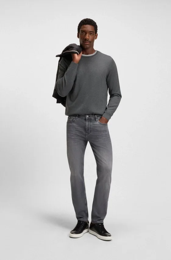 Slim-fit sweater in merino wool Slim-fit sweater in merino wool