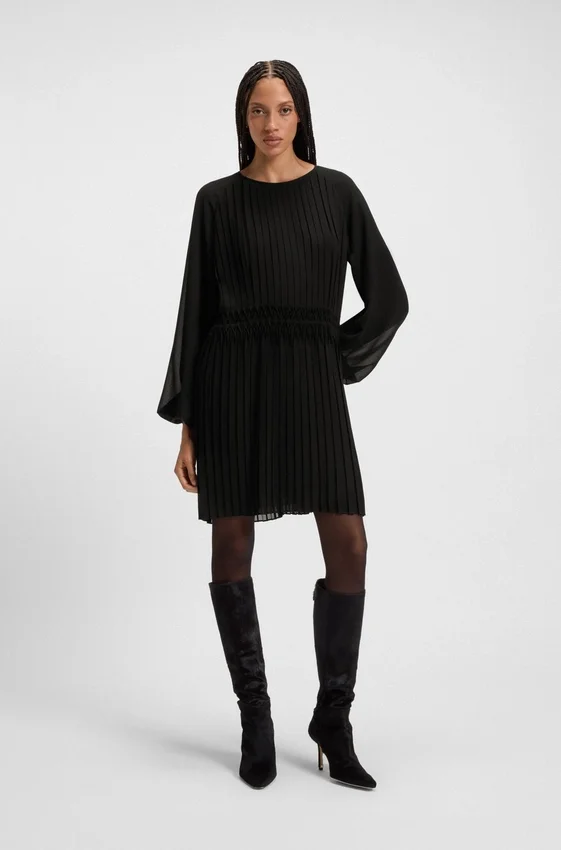 Smocked-waistband dress with plissé pleats Smocked-waistband dress with plissé pleats