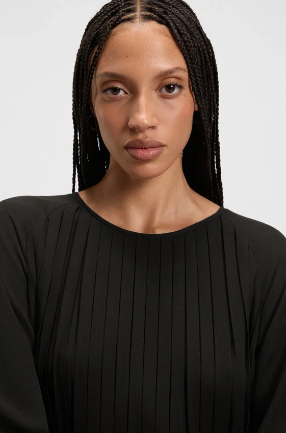 Smocked-waistband dress with plissé pleats Smocked-waistband dress with plissé pleats