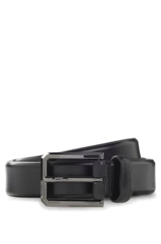 Smooth leather belt with engraved gunmetal buckle
