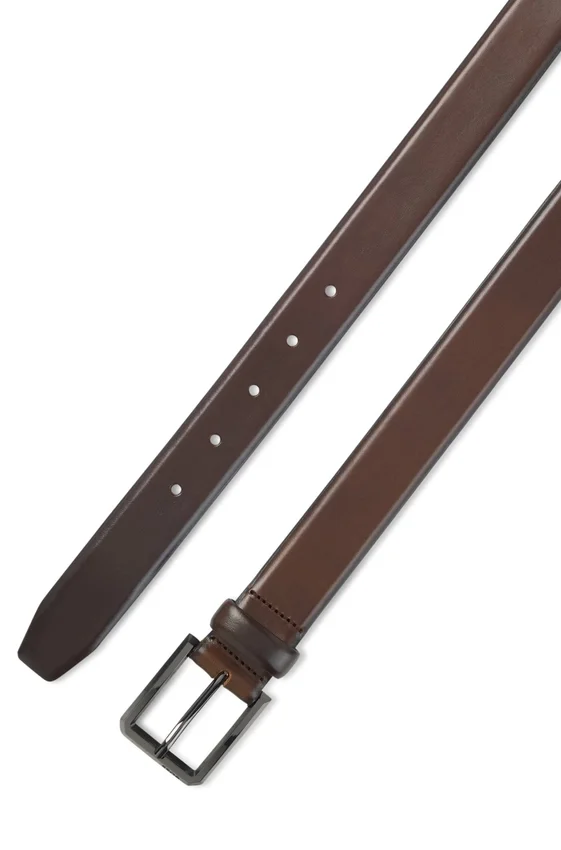 Smooth leather belt with engraved gunmetal buckle Smooth leather belt with engraved gunmetal buckle