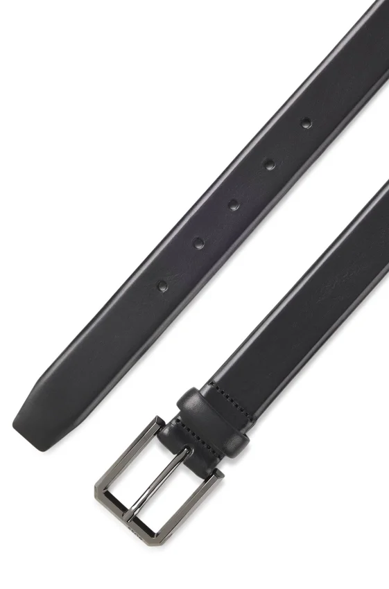 Smooth leather belt with engraved gunmetal buckle Smooth leather belt with engraved gunmetal buckle