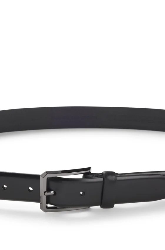 Smooth leather belt with engraved gunmetal buckle Smooth leather belt with engraved gunmetal buckle