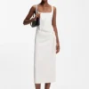 Square-neck dress with golden chain belt Square-neck dress with golden chain belt