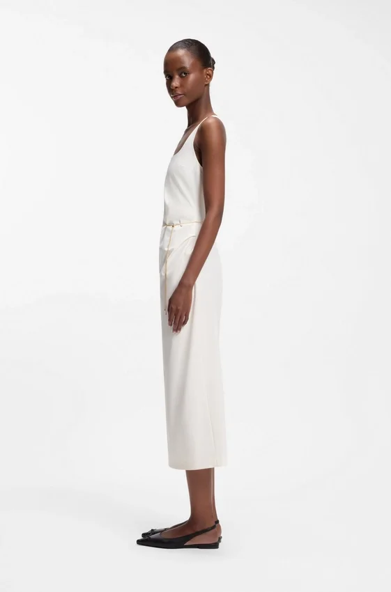 Square-neck dress with golden chain belt Square-neck dress with golden chain belt