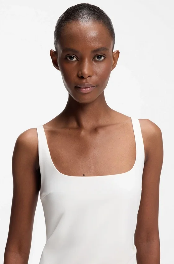 Square-neck dress with golden chain belt Square-neck dress with golden chain belt