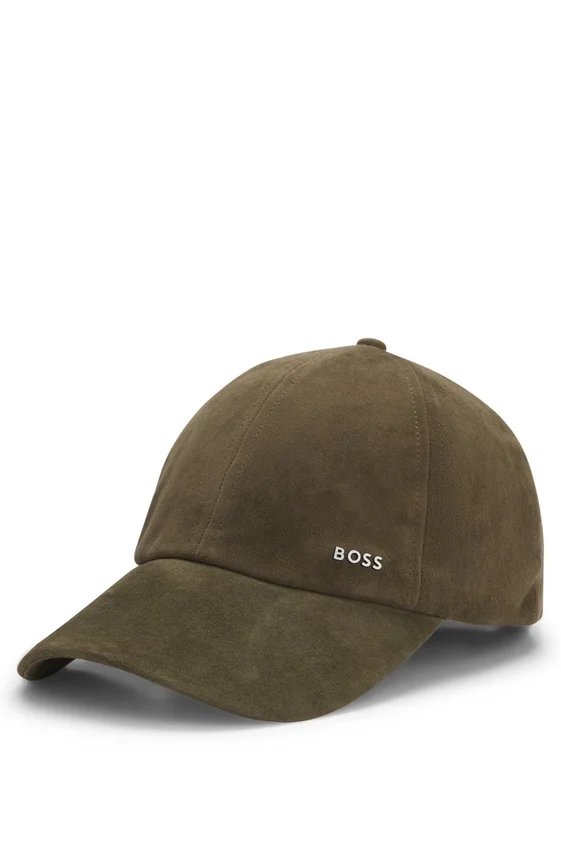 Suede cap with metal logo rivet Suede cap with metal logo rivet