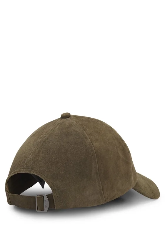 Suede cap with metal logo rivet Suede cap with metal logo rivet